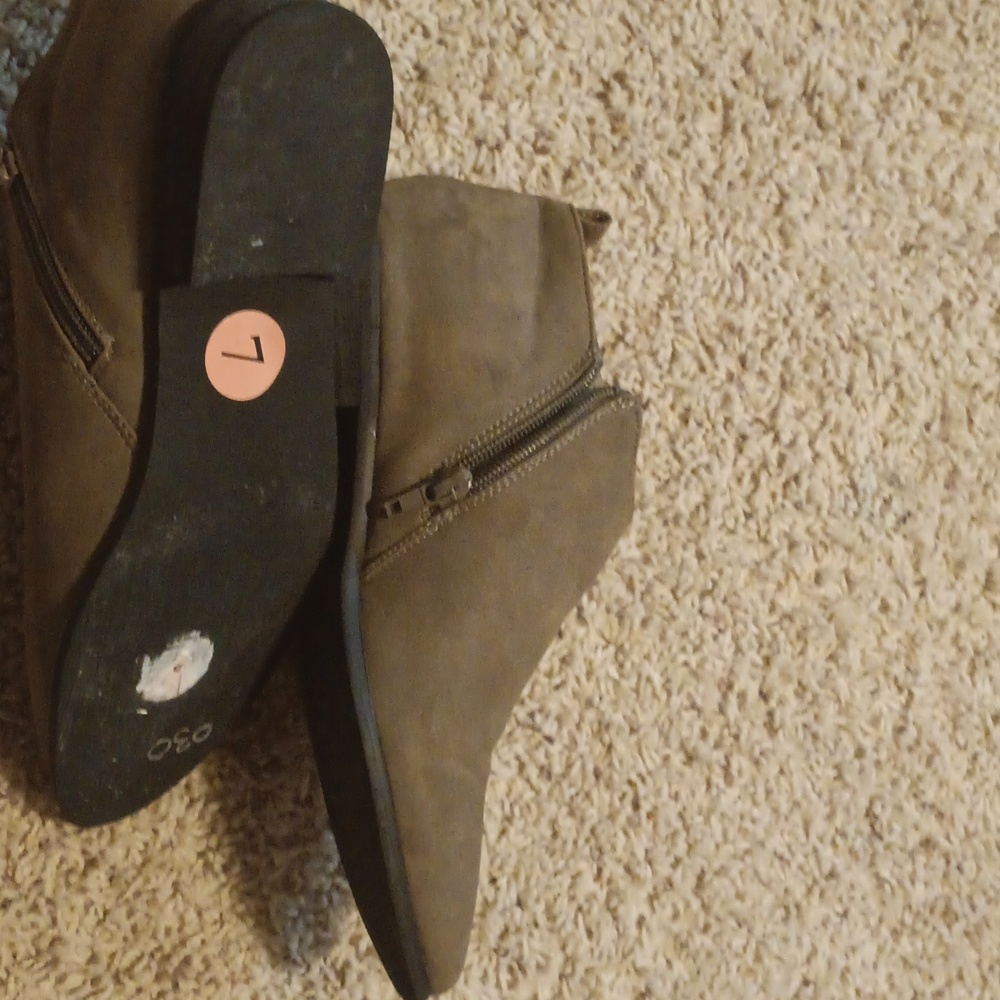 Shoes - Picture 3 of 4